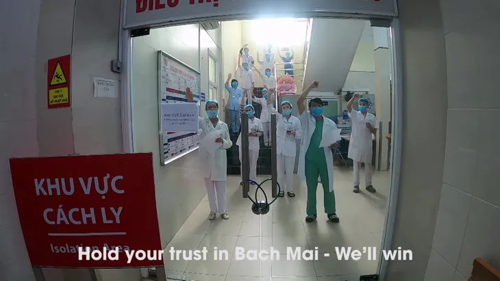 Y bác sĩ bệnh viện Bạch Mai cùng hát Cảm ơn tình yêu, chúc quyết thắng COVID-19 - Ảnh 4. Y bác sĩ bệnh viện Bạch Mai cùng hát Cảm ơn tình yêu, chúc quyết thắng COVID-19 - Ảnh 4.