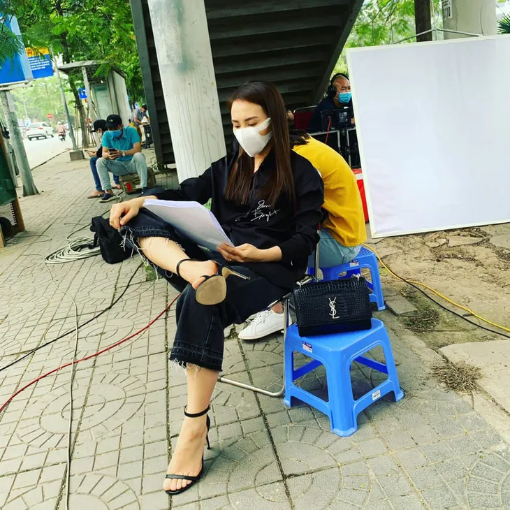 Muôn kiểu cảm xúc của các diễn viên trên phim trường Những ngày không quên - Ảnh 20. Muôn kiểu cảm xúc của các diễn viên trên phim trường Những ngày không quên - Ảnh 20.