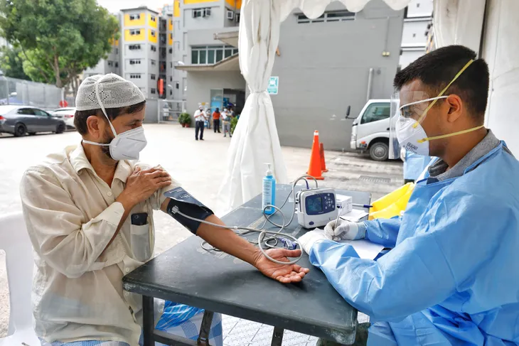 Nhà trọ của lao động nhập cư là nguồn lây nhiễm chính tại Singapore - Ảnh 1. Nhà trọ của lao động nhập cư là nguồn lây nhiễm chính tại Singapore - Ảnh 1.