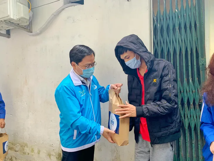 Thành đoàn Hà Nội chia sẻ 8.000 suất ăn mỗi ngày tiếp sức mùa dịch COVID-19 - Ảnh 1. Thành đoàn Hà Nội chia sẻ 8.000 suất ăn mỗi ngày tiếp sức mùa dịch COVID-19 - Ảnh 1.
