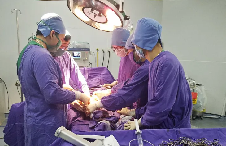 Giữ lại chân cho bệnh nhân bị tai nạn dập nát, gần đứt lìa - Ảnh 1. Giữ lại chân cho bệnh nhân bị tai nạn dập nát, gần đứt lìa - Ảnh 1.