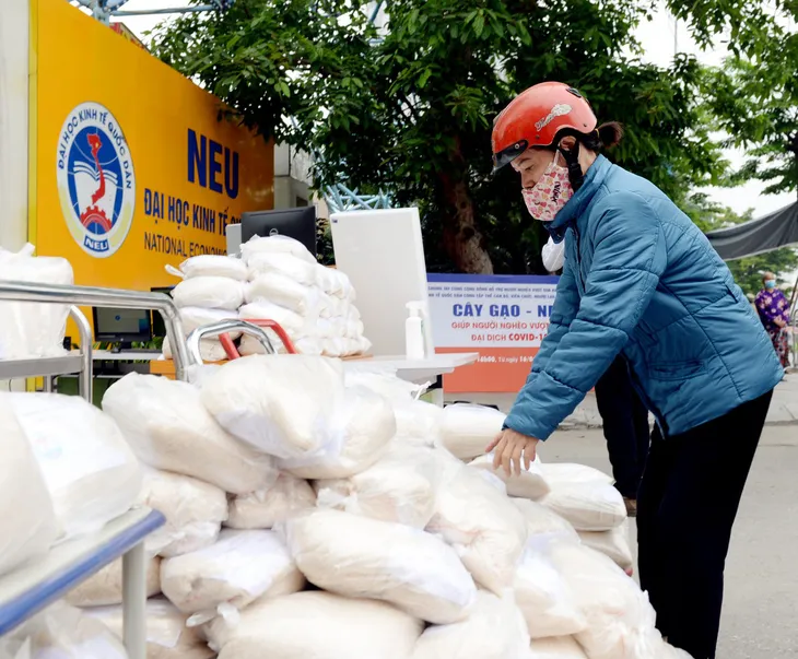 ĐH Kinh tế Quốc dân phát gạo cho người dân mùa dịch bằng phương pháp nhận diện khuôn mặt - Ảnh 4. ĐH Kinh tế Quốc dân phát gạo cho người dân mùa dịch bằng phương pháp nhận diện khuôn mặt - Ảnh 4.