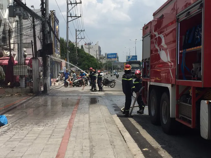 Cột điện phát nổ rồi bốc cháy ngùn ngụt tại Bình Dương - Ảnh 1. Cột điện phát nổ rồi bốc cháy ngùn ngụt tại Bình Dương - Ảnh 1.