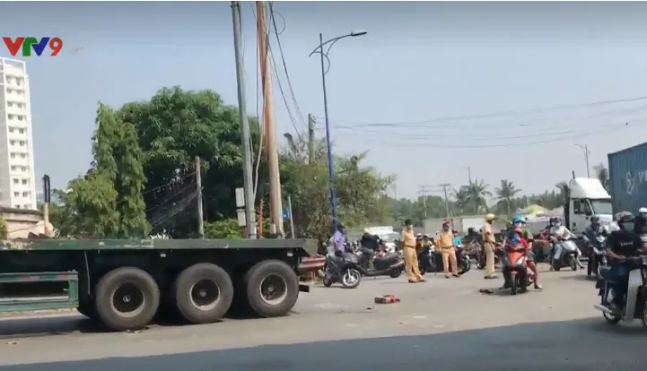 TP.HCM: Xe đầu kéo ôm cua cán 1 người tử vong - Ảnh 4. TP.HCM: Xe đầu kéo ôm cua cán 1 người tử vong - Ảnh 4.