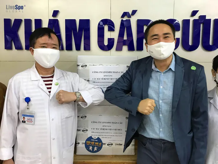 5.000 bộ quà tặng tăng đề kháng OVAX - NAVAX tiếp sức bác sĩ tuyến đầu chống dịch COVID-19 - Ảnh 3. 5.000 bộ quà tặng tăng đề kháng OVAX - NAVAX tiếp sức bác sĩ tuyến đầu chống dịch COVID-19 - Ảnh 3.