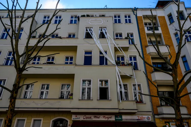 Nghệ sĩ ở Berlin (Đức) biến ban công thành triển lãm nghệ thuật - Ảnh 3. Nghệ sĩ ở Berlin (Đức) biến ban công thành triển lãm nghệ thuật - Ảnh 3.