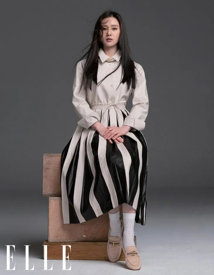 Lưu Thi Thi trở lại trên ELLE, phóng khoáng và trẻ trung! - Ảnh 9. Lưu Thi Thi trở lại trên ELLE, phóng khoáng và trẻ trung! - Ảnh 9.