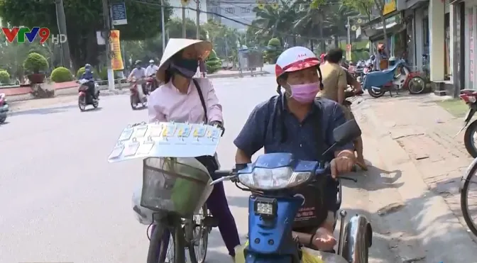 Hỗ trợ người bán vé số khó khăn ở Bình Dương - Ảnh 1. Hỗ trợ người bán vé số khó khăn ở Bình Dương - Ảnh 1.