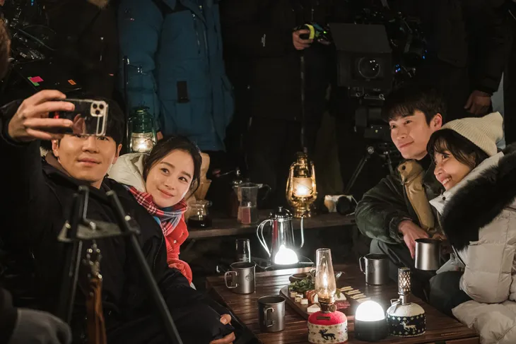 Kim Tae Hee rạng rỡ ở hậu trường phim Hi Bye, Mama - Ảnh 1. Kim Tae Hee rạng rỡ ở hậu trường phim Hi Bye, Mama - Ảnh 1.