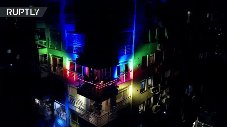 DJ biến ban công thành hộp đêm phục vụ người dân ở nhà - Ảnh 1. DJ biến ban công thành hộp đêm phục vụ người dân ở nhà - Ảnh 1.
