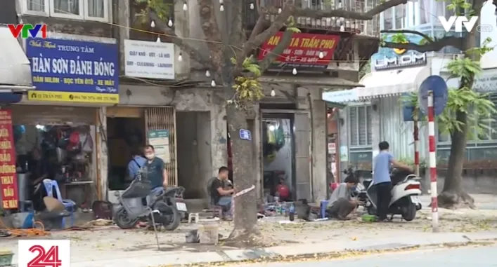 Phố phường Hà Nội đông đúc, nhiều hàng quán rậm rịch mở lại - Ảnh 1. Phố phường Hà Nội đông đúc, nhiều hàng quán rậm rịch mở lại - Ảnh 1.
