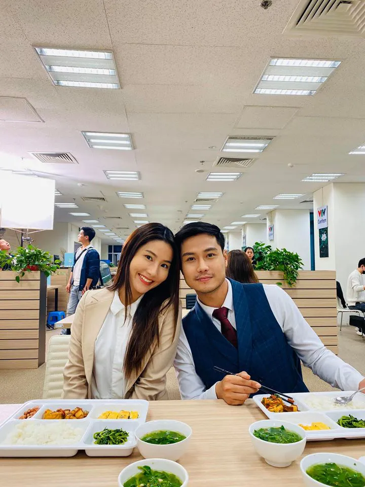 Hậu trường Tình yêu và tham vọng: Diễm My tinh nghịch bắt gián dọa Thanh Sơn - Ảnh 1. Hậu trường Tình yêu và tham vọng: Diễm My tinh nghịch bắt gián dọa Thanh Sơn - Ảnh 1.