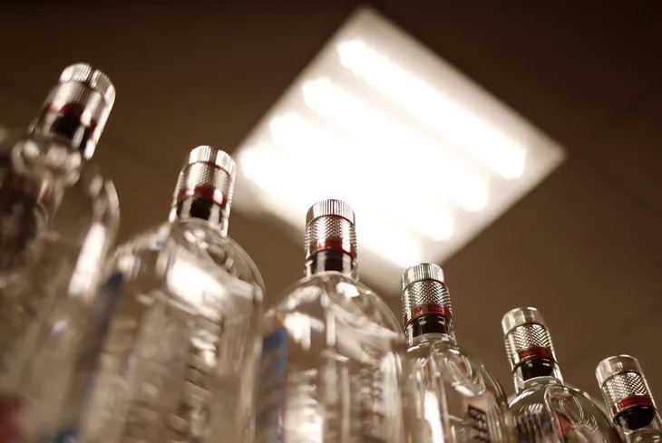 Nga lo ngại việc doanh số bán Vodka tăng trong mùa dịch - Ảnh 1. Nga lo ngại việc doanh số bán Vodka tăng trong mùa dịch - Ảnh 1.
