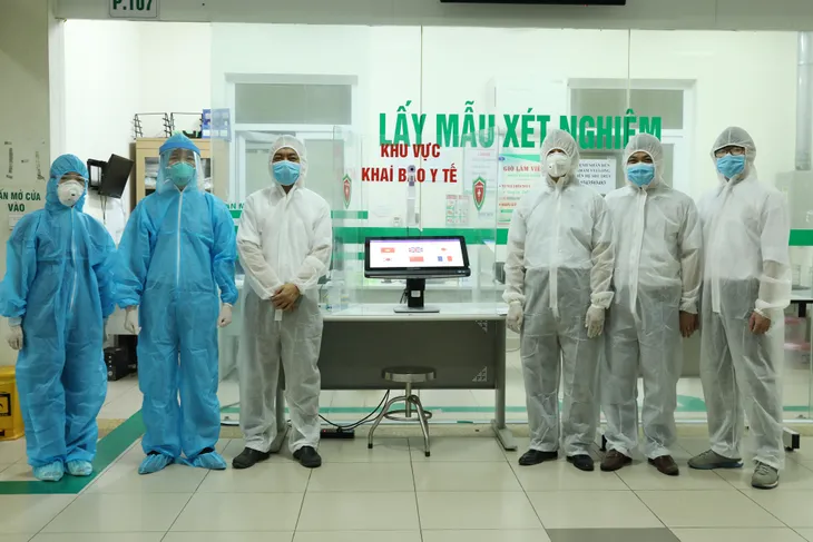 “Giải pháp sàng lọc không tiếp xúc” giúp truy vết người nghi nhiễm COVID-19 trong bệnh viện - Ảnh 1. “Giải pháp sàng lọc không tiếp xúc” giúp truy vết người nghi nhiễm COVID-19 trong bệnh viện - Ảnh 1.