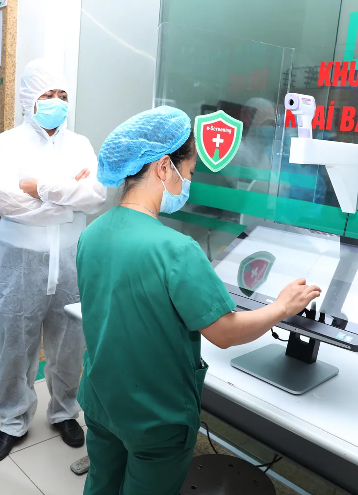 “Giải pháp sàng lọc không tiếp xúc” giúp truy vết người nghi nhiễm COVID-19 trong bệnh viện - Ảnh 2. “Giải pháp sàng lọc không tiếp xúc” giúp truy vết người nghi nhiễm COVID-19 trong bệnh viện - Ảnh 2.