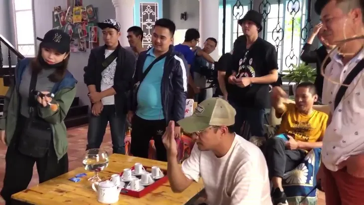 Hậu trường Nhiên vẽ lông mày cho Bách khiến đoàn phim Nhà trọ Balanha cười nghiêng ngả - Ảnh 3. Hậu trường Nhiên vẽ lông mày cho Bách khiến đoàn phim Nhà trọ Balanha cười nghiêng ngả - Ảnh 3.