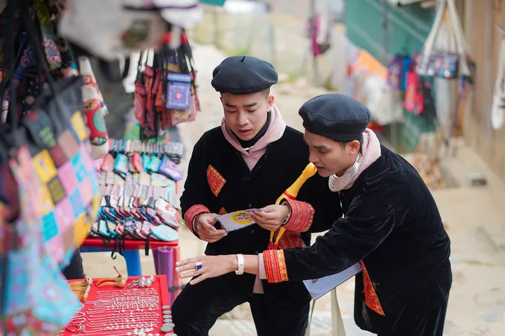 Ẩm thực kỳ thú: Mạc Văn Khoa - Đỗ Duy Nam chê Thanh Hương ăn nhiều, ghê gớm và kém sang - Ảnh 2. Ẩm thực kỳ thú: Mạc Văn Khoa - Đỗ Duy Nam chê Thanh Hương ăn nhiều, ghê gớm và kém sang - Ảnh 2.