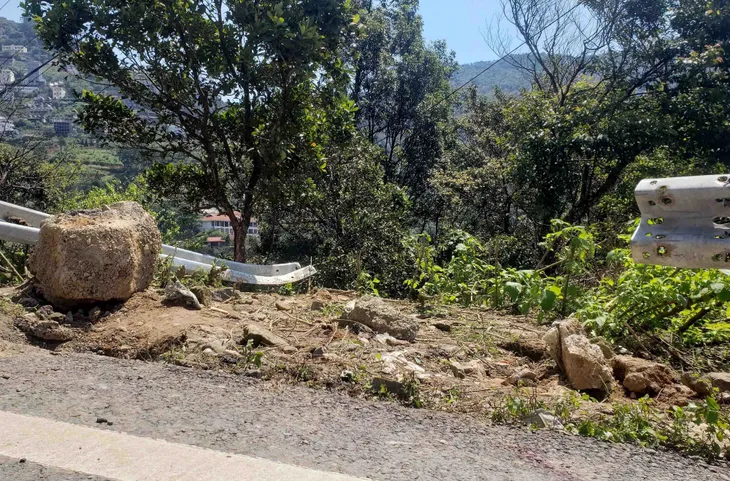 An toàn giao thông: Hiện trường xe ô tô lao xuống vực khiến 4 người tử vong ở Tam Đảo, Vĩnh Phúc - Ảnh 1. An toàn giao thông: Hiện trường xe ô tô lao xuống vực khiến 4 người tử vong ở Tam Đảo, Vĩnh Phúc - Ảnh 1.