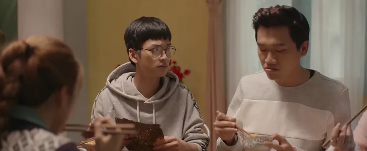 Nhà trọ Balanha - Tập 18: Làm trò con nít trong bữa ăn, Bách bị Nhiên phạt ra sao? - Ảnh 1. Nhà trọ Balanha - Tập 18: Làm trò con nít trong bữa ăn, Bách bị Nhiên phạt ra sao? - Ảnh 1.