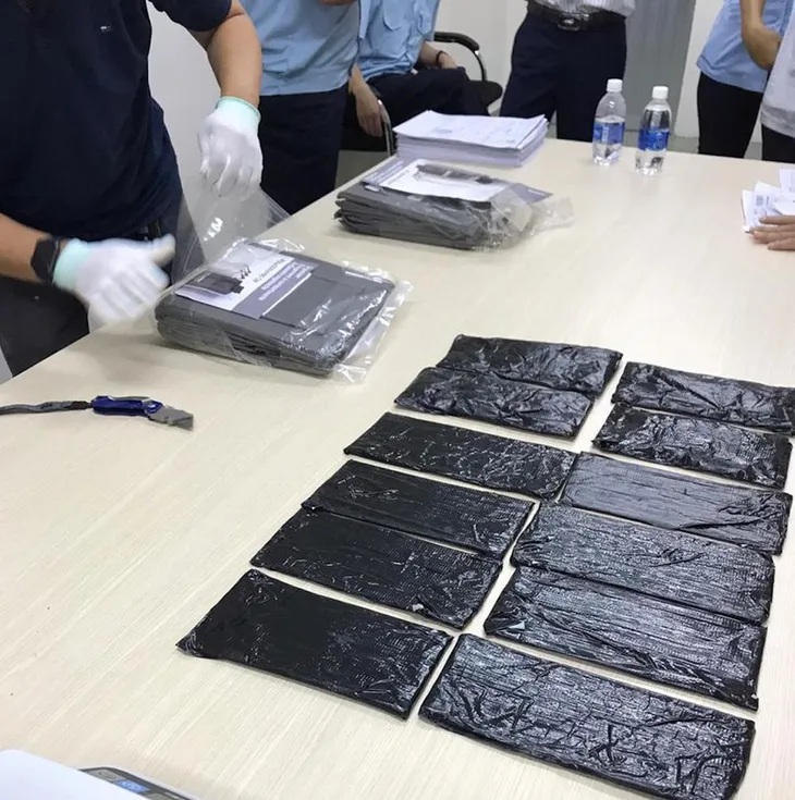 Phát hiện 16 kiện thuốc lắc và cần sa từ châu Âu tại TP.HCM - Ảnh 1. Phát hiện 16 kiện thuốc lắc và cần sa từ châu Âu tại TP.HCM - Ảnh 1.