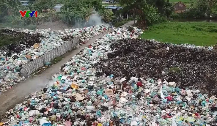 Khu dân cư khốn khổ vì chung sống với bãi rác tự phát suốt 10 năm - Ảnh 2. Khu dân cư khốn khổ vì chung sống với bãi rác tự phát suốt 10 năm - Ảnh 2.