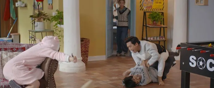 Nhà trọ Balanha - Tập 18: Đây là lý do Nhiên không cấm cản Bách làm trò nhố nhăng nữa - Ảnh 4. Nhà trọ Balanha - Tập 18: Đây là lý do Nhiên không cấm cản Bách làm trò nhố nhăng nữa - Ảnh 4.