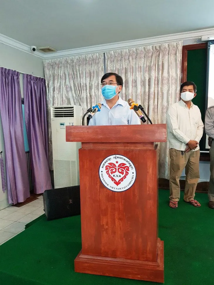 Phát quà cứu trợ đợt 2 cho người Khmer gốc Việt tại Campuchia gặp khó khăn do ảnh hưởng dịch COVID-19 - Ảnh 1.