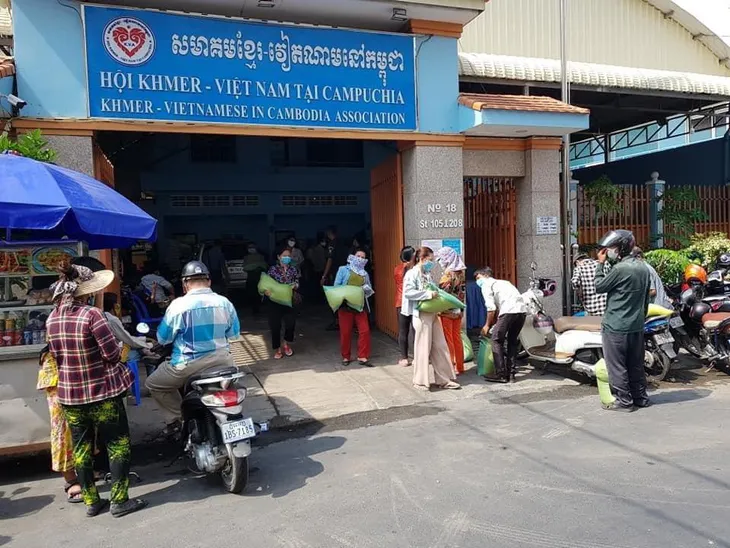 Phát quà cứu trợ đợt 2 cho người Khmer gốc Việt tại Campuchia gặp khó khăn do ảnh hưởng dịch COVID-19 - Ảnh 3.