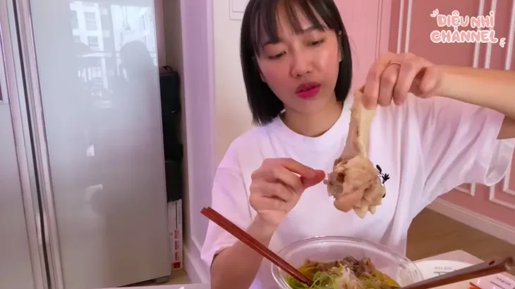 Diệu Nhi bật mí cách “đi cả thế giới” dù chỉ ở nhà trong dịch COVID-19 - Ảnh 2. Diệu Nhi bật mí cách “đi cả thế giới” dù chỉ ở nhà trong dịch COVID-19 - Ảnh 2.