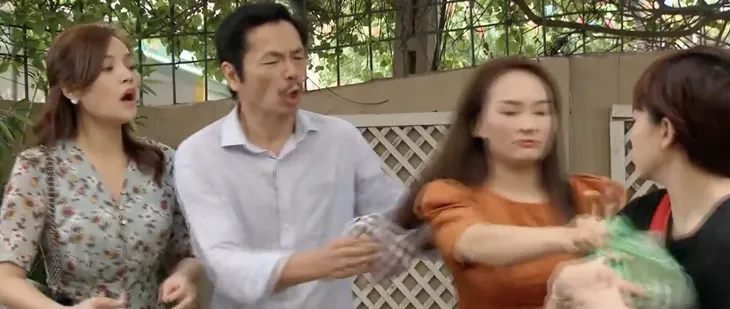 Những ngày không quên - Tập 1: Thư hậm hực vì bố Sơn mua đồ tích trữ ở cửa hàng nhà cô Xuyến - Ảnh 2. Những ngày không quên - Tập 1: Thư hậm hực vì bố Sơn mua đồ tích trữ ở cửa hàng nhà cô Xuyến - Ảnh 2.