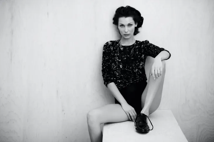 Bella Hadid - Nữ tính và bất cần - Ảnh 2. Bella Hadid - Nữ tính và bất cần - Ảnh 2.