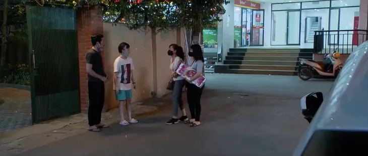 Những ngày không quên - Tập 2: Bố Sơn và Dương hốt hoảng nghe hàng xóm báo tin Hà Nội toang rồi - Ảnh 1. Những ngày không quên - Tập 2: Bố Sơn và Dương hốt hoảng nghe hàng xóm báo tin Hà Nội toang rồi - Ảnh 1.