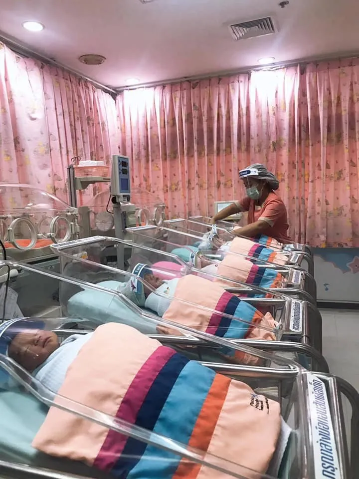 Những em bé sơ sinh được đeo mặt nạ chống COVID-19 tại Thái Lan - Ảnh 2. Những em bé sơ sinh được đeo mặt nạ chống COVID-19 tại Thái Lan - Ảnh 2.