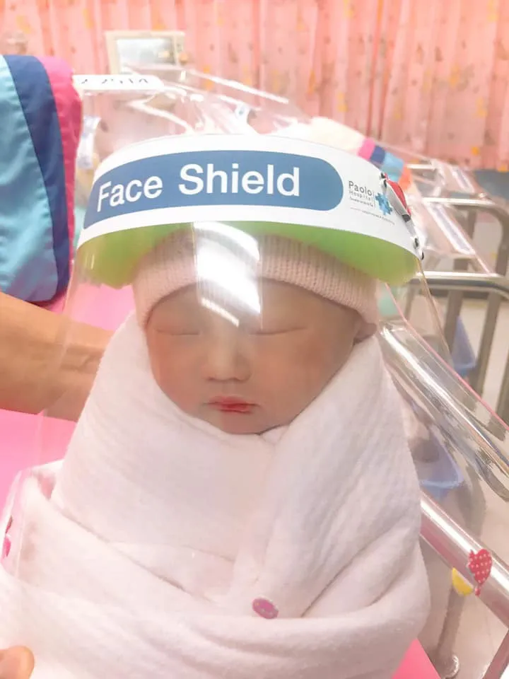 Những em bé sơ sinh được đeo mặt nạ chống COVID-19 tại Thái Lan - Ảnh 1. Những em bé sơ sinh được đeo mặt nạ chống COVID-19 tại Thái Lan - Ảnh 1.
