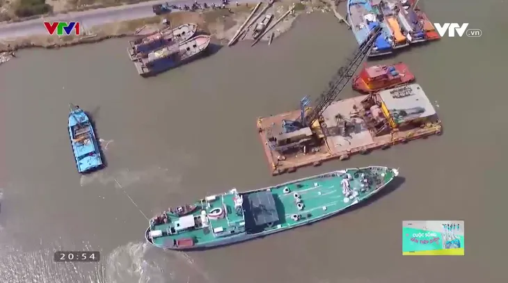 Cuộc sống vẫn tiếp diễn: Bộ Tư lệnh vùng 2 Hải quân giúp dân chống hạn mặn - Ảnh 1. Cuộc sống vẫn tiếp diễn: Bộ Tư lệnh vùng 2 Hải quân giúp dân chống hạn mặn - Ảnh 1.
