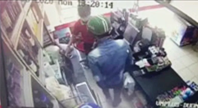 Truy tìm tên cướp trong siêu thị giữa ban ngày - Ảnh 1. Truy tìm tên cướp trong siêu thị giữa ban ngày - Ảnh 1.