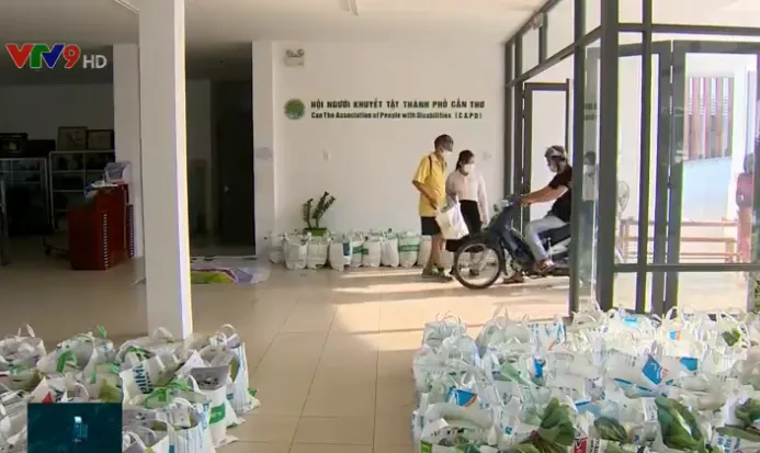 Hội Người khuyết tật TP Cần Thơ trao quà cho hội viên trong dịch COVID-19 - Ảnh 1. Hội Người khuyết tật TP Cần Thơ trao quà cho hội viên trong dịch COVID-19 - Ảnh 1.