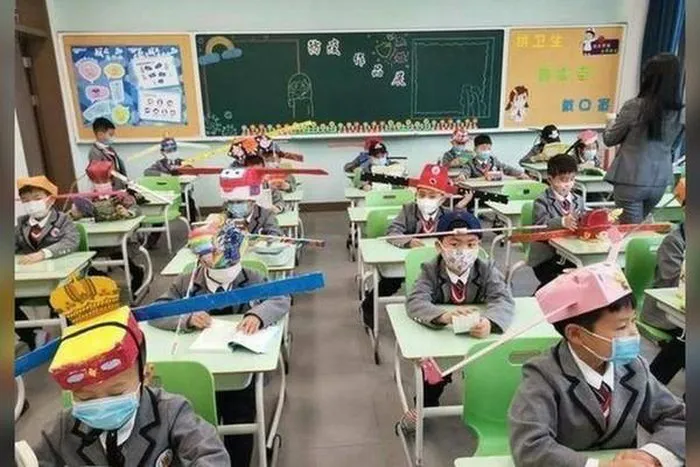 Đi học bình thường kiểu mới trên khắp thế giới - Ảnh 2. Đi học bình thường kiểu mới trên khắp thế giới - Ảnh 2.
