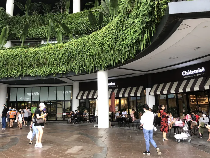 Hà Nội: Các trung tâm thương mại không quá đông trong dịp nghỉ lễ - Ảnh 2. Hà Nội: Các trung tâm thương mại không quá đông trong dịp nghỉ lễ - Ảnh 2.