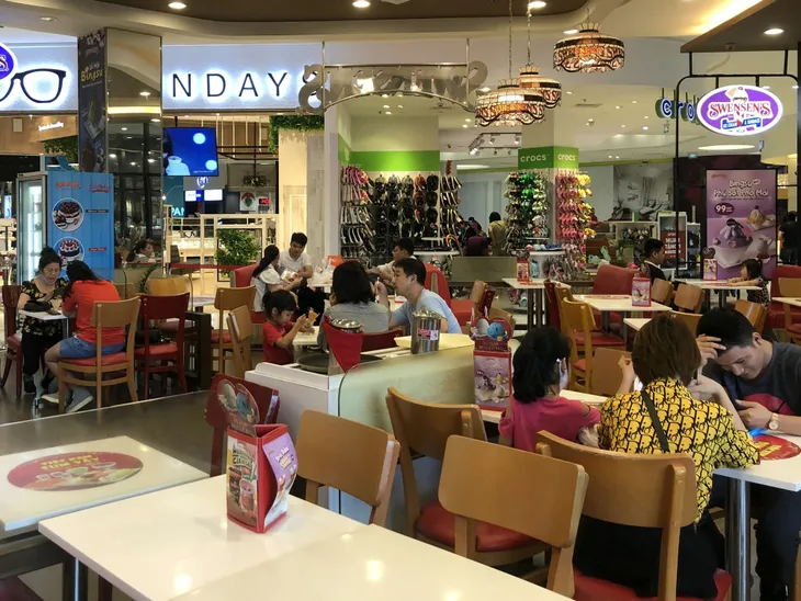 Hà Nội: Các trung tâm thương mại không quá đông trong dịp nghỉ lễ - Ảnh 6. Hà Nội: Các trung tâm thương mại không quá đông trong dịp nghỉ lễ - Ảnh 6.