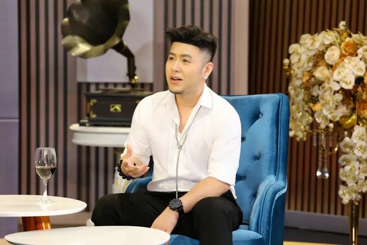 Akira Phan “bóc phốt” nhiều nghệ sĩ nam trong showbiz nâng ngực thành 6 múi nhưng không dám thừa nhận - Ảnh 1. Akira Phan “bóc phốt” nhiều nghệ sĩ nam trong showbiz nâng ngực thành 6 múi nhưng không dám thừa nhận - Ảnh 1.