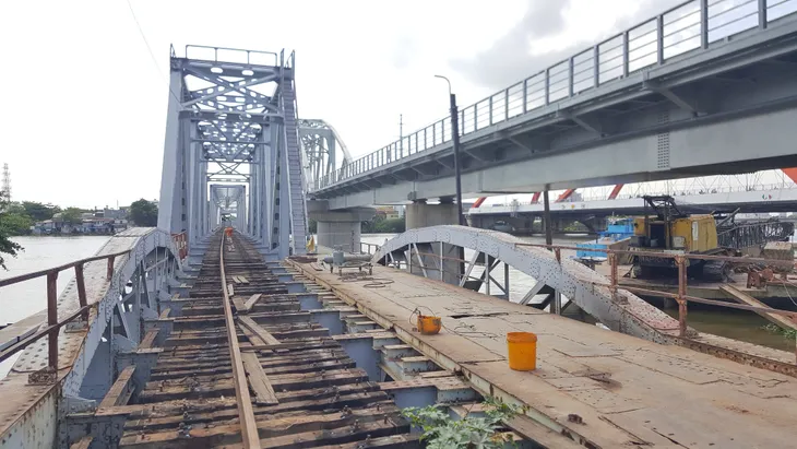Cận cảnh tháo dỡ cầu sắt Bình Lợi, kết thúc sứ mệnh lịch sử 118 năm - Ảnh 2. Cận cảnh tháo dỡ cầu sắt Bình Lợi, kết thúc sứ mệnh lịch sử 118 năm - Ảnh 2.