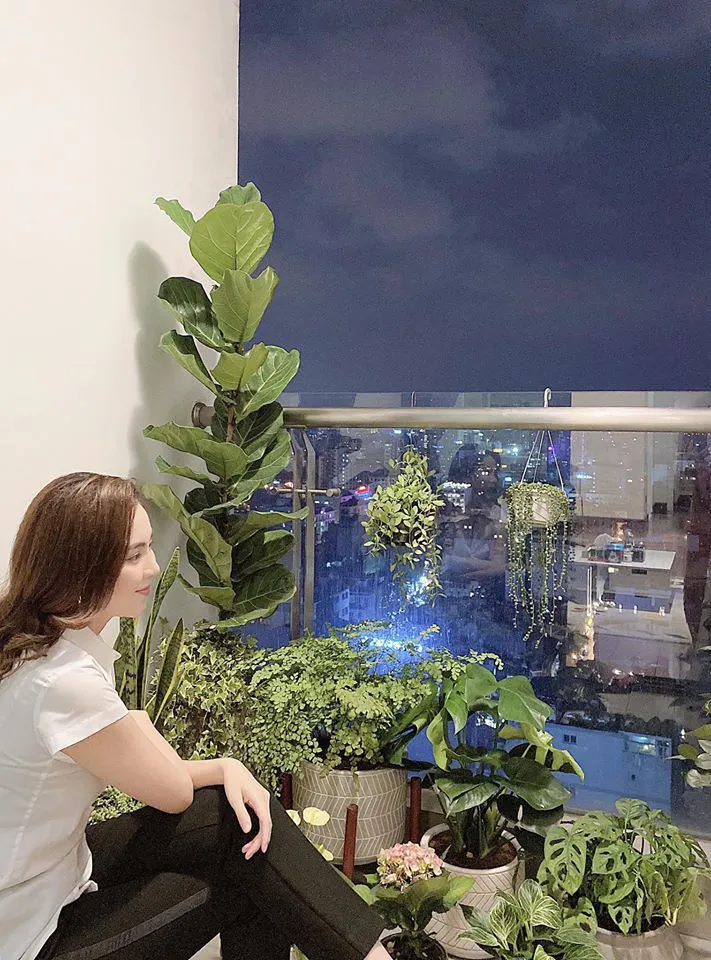 Ban công ngập hoa của các nữ phóng viên, biên tập viên VTV - Ảnh 1. Ban công ngập hoa của các nữ phóng viên, biên tập viên VTV - Ảnh 1.