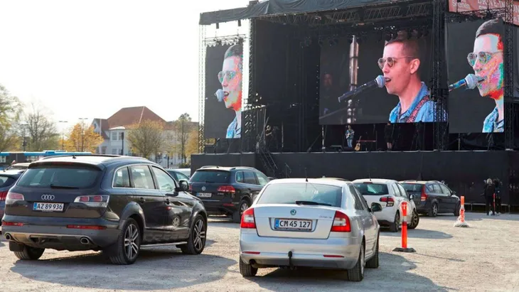 Ngồi ô tô xem concert, kiểu giải trí độc đáo mới thời COVID-19 - Ảnh 2. Ngồi ô tô xem concert, kiểu giải trí độc đáo mới thời COVID-19 - Ảnh 2.