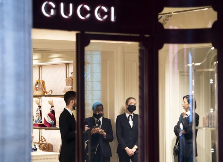 Prada, Gucci, Valentino... run rẩy trở lại mùa COVID-19 - Ảnh 1. Prada, Gucci, Valentino... run rẩy trở lại mùa COVID-19 - Ảnh 1.