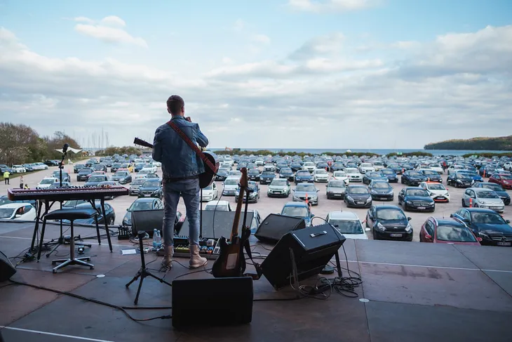 Ngồi ô tô xem concert, kiểu giải trí độc đáo mới thời COVID-19 - Ảnh 4. Ngồi ô tô xem concert, kiểu giải trí độc đáo mới thời COVID-19 - Ảnh 4.