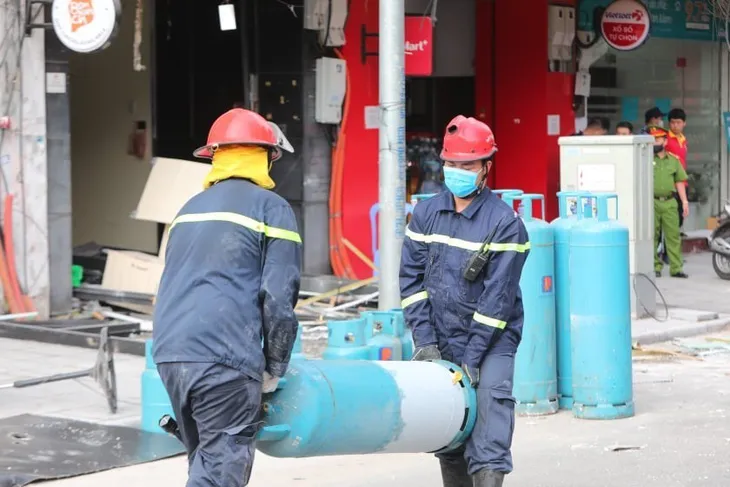 Hà Nội: Nổ bình gas tại ngôi nhà 5 tầng ở phố Cửa Nam, 3 người bị thương - Ảnh 2. Hà Nội: Nổ bình gas tại ngôi nhà 5 tầng ở phố Cửa Nam, 3 người bị thương - Ảnh 2.