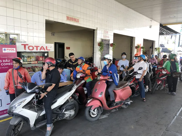 Người dân xếp hàng đông nghẹt trước giờ xăng tăng giá - Ảnh 2. Người dân xếp hàng đông nghẹt trước giờ xăng tăng giá - Ảnh 2.
