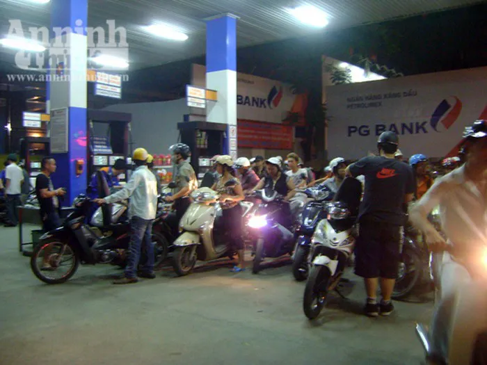 Người dân xếp hàng đông nghẹt trước giờ xăng tăng giá - Ảnh 1. Người dân xếp hàng đông nghẹt trước giờ xăng tăng giá - Ảnh 1.