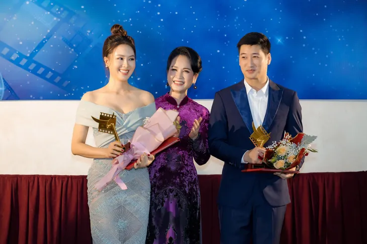 Hồng Diễm vẫn ngất ngây sung sướng sau khi nhận giải Cánh diều Vàng - Ảnh 1. Hồng Diễm vẫn ngất ngây sung sướng sau khi nhận giải Cánh diều Vàng - Ảnh 1.